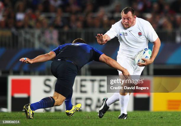 Steve Thompson of England takes on Nicolas Mas of France during quarter final two of the 2011 IRB Rugby World Cup between England and France at Eden...