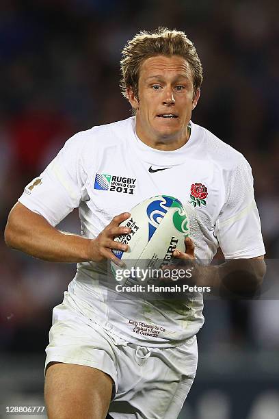 Jonny Wilkinson of England runs with the ball during quarter final two of the 2011 IRB Rugby World Cup between England and France at Eden Park on...