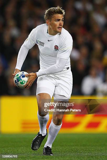 Toby Flood of England runs with the ball during quarter final two of the 2011 IRB Rugby World Cup between England and France at Eden Park on October...