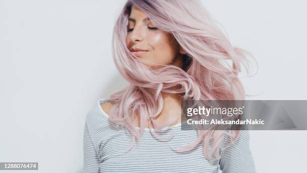 girl with a pink hair - pink hair imagens e fotografias de stock