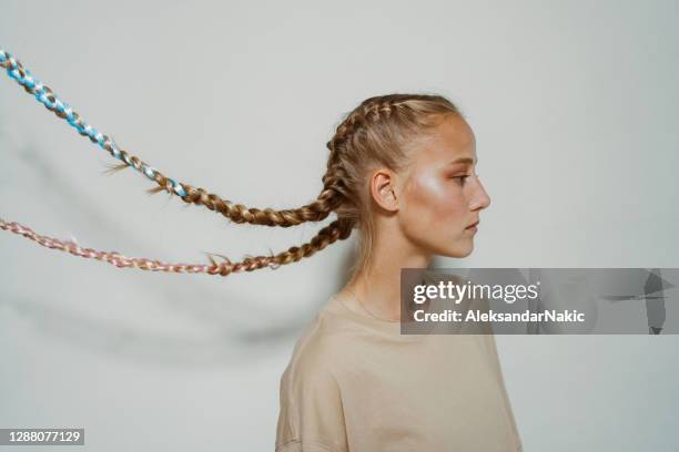 retrato de una chica ecléctica con el pelo trenzado - trenzado fotografías e imágenes de stock