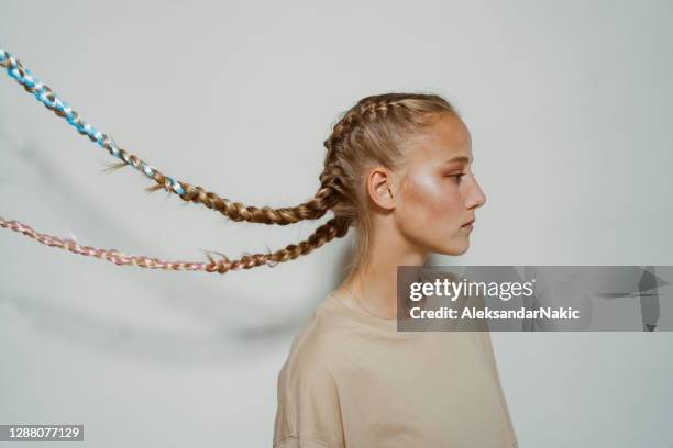 ritratto di una ragazza eclettica con i capelli intrecciati - mèche foto e immagini stock