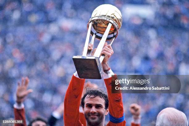 Antonio Cabrini of Juventus celebrate the victory with the trophy after winnig the 1985 Intercontinental Cup match between Juventus and Argentinos...