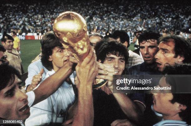 Bruno Conti, Giancarlo Antognoni, Paolo Rossi, Dino Zoff, Francesco Graziani and Franco Selvaggi of Italy celebrate with trophy after winning the...