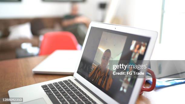 pantalla del ordenador portátil que muestra a los amigos haciendo una videoconferencia - plano fijo fotografías e imágenes de stock