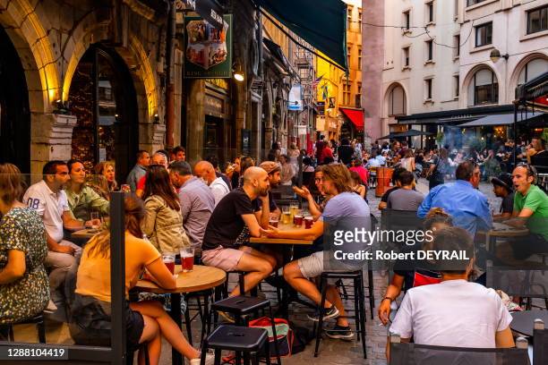 Personnes attablées à une terrasse de café lors de la première soirée de réouverture des bars et restaurants le 2 juin 2020 à Lyon, France.
