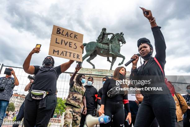 Personnes ont défilé contre le racisme et les violences policières en France et aux Etats-Unis et à la mémoire d'Adama Traoré et de George Floyd dans...