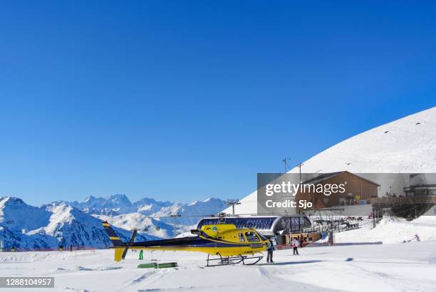 bergrettungshubschrauber in den französischen alpen im winter - jet ski stock-fotos und bilder