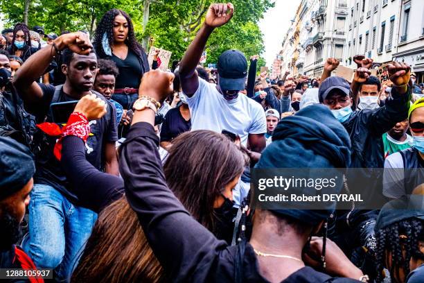 Personnes ont défilé contre le racisme et les violences policières en France et aux Etats-Unis et à la mémoire d'Adama Traoré et de George Floyd dans...