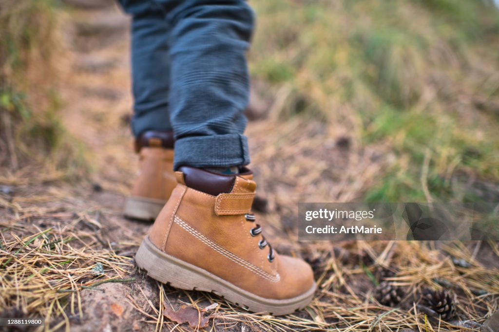 Familj njuter av naturen