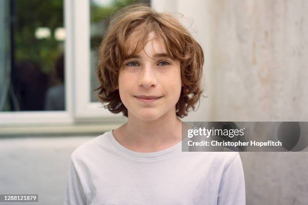 teenage boy looking straight into camera - 12 13 jahre stock-fotos und bilder