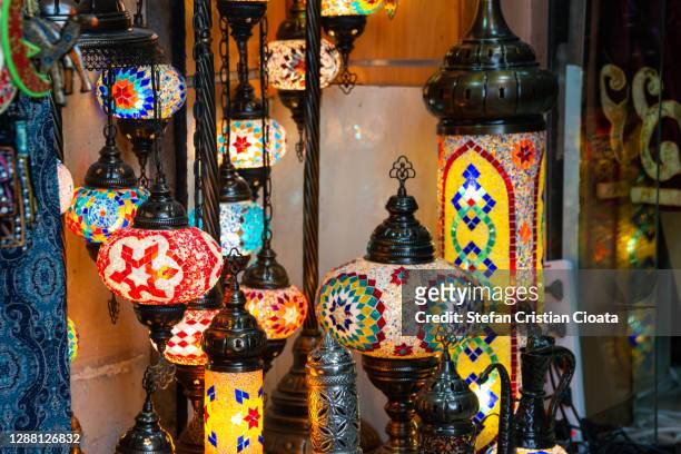 lanterns in muscat souk. muscat, capital city of oman - governatorato de muscat - fotografias e filmes do acervo