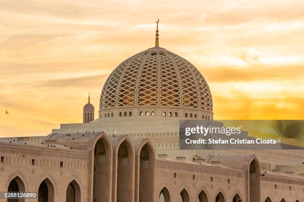 sultan qaboos grand mosque in muscat, oman - grand mosque oman stock-fotos und bilder