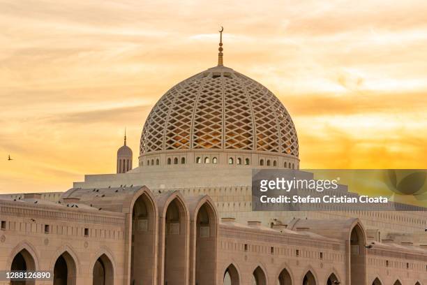 sultan qaboos grand mosque in muscat, oman - minaret imagens e fotografias de stock