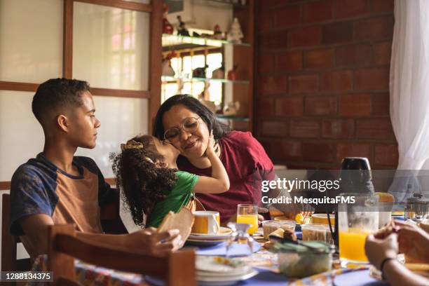 frühstück, häusliches leben - teenagers eating with mum stock-fotos und bilder