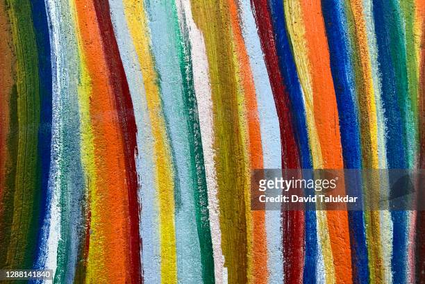 rainbow colours painted on a wall - colors of india photos et images de collection
