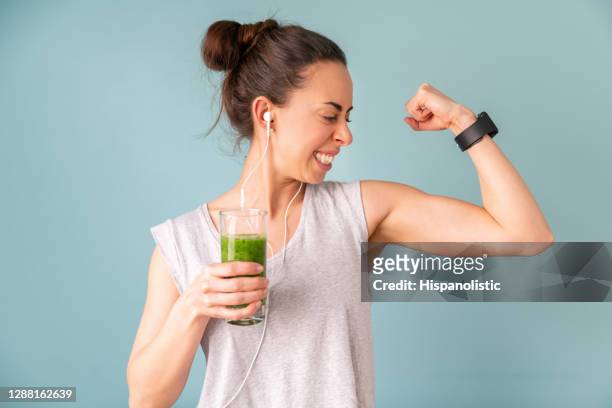 vrouw die een post-workout smoothie drinkt om sterker te worden - smoothie and woman stockfoto's en -beelden