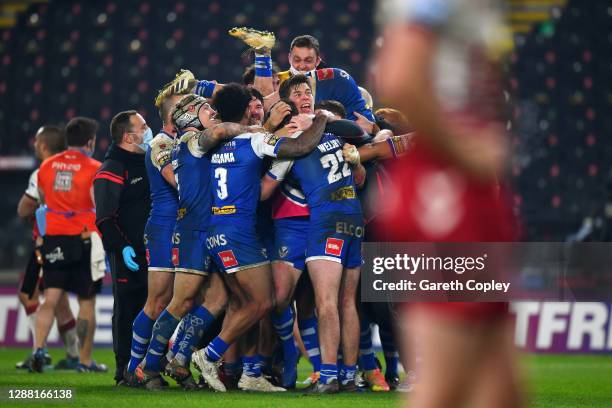 St Helens players celebrate victory on the final play during the Betfred Super League Grand Final between Wigan Warriors and St Helens at KCOM...