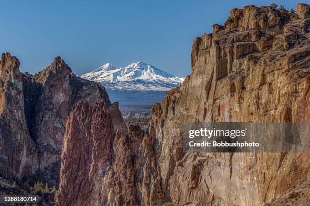 south sister como se ve desde smith rock state park - smith rock state park fotografías e imágenes de stock