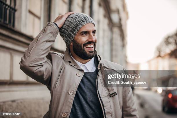 bell'uomo alla moda per strada - barba peluria del viso foto e immagini stock