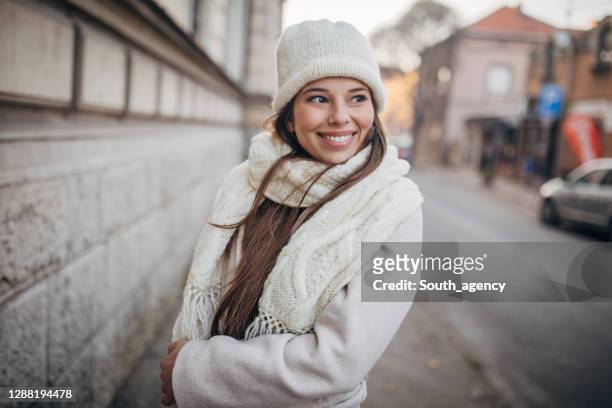 ritratto di bella donna moderna per strada - cappotto invernale foto e immagini stock