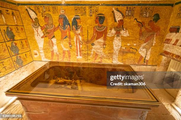 tomb of mummy pharaoh tutankhamun in tombs at valley of the kings at luxor near nile river egypt - tutankamón fotografías e imágenes de stock