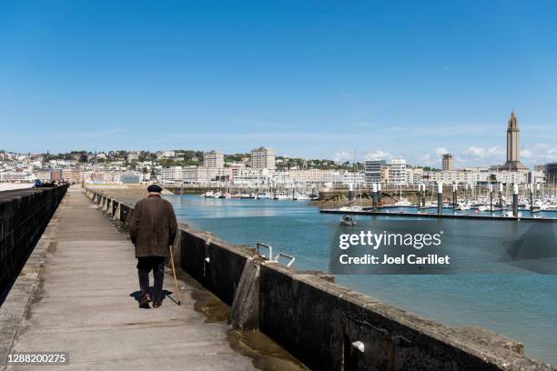 oude mens die met riet in lahavre, frankrijk loopt - le havre stockfoto's en -beelden