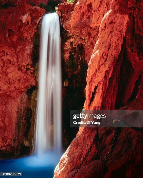 mooney falls surrounded by red rocks at havasupai indian reservation in arizona - havasu falls 個照片及圖片檔