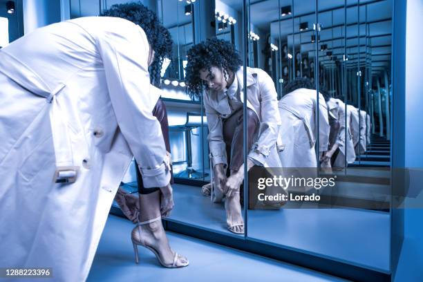bruna professionista donna si prepara al lavoro - infinità foto e immagini stock