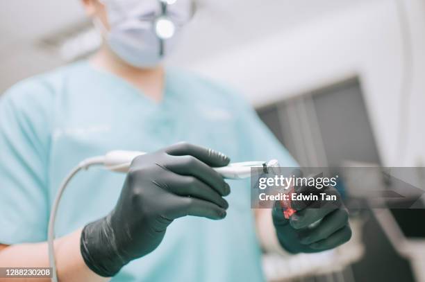 asiatische chinesische zahnarzt vorbereitung dental prothetist werkzeugimplantat - emaille stock-fotos und bilder