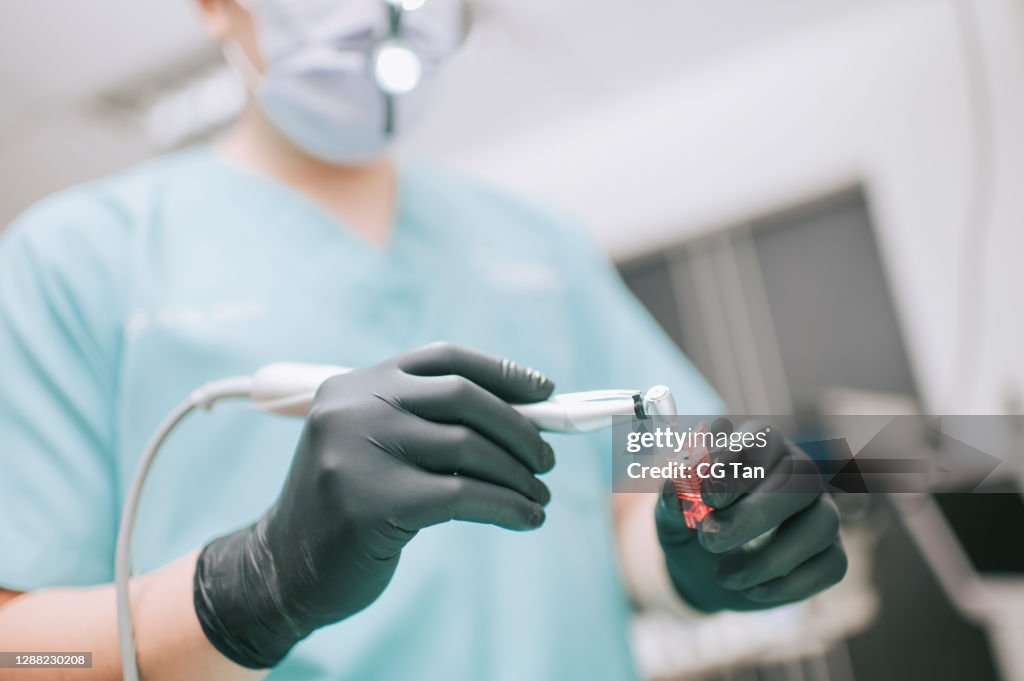 歯科義足用具インプラントを準備するアジアの中国の歯科医