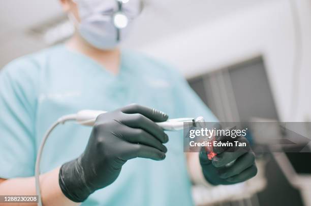 asian chinese dentist preparing dental prosthetist tool implant - implante dentário imagens e fotografias de stock