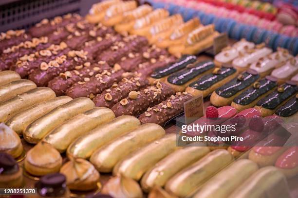 close up on exceptional french bakery - eclair stockfoto's en -beelden