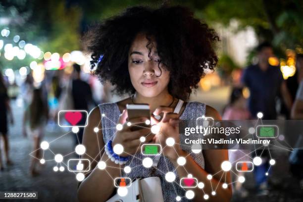 redes sociales y concepto digital en línea, mujer usando smartphone - equipo informático fotografías e imágenes de stock