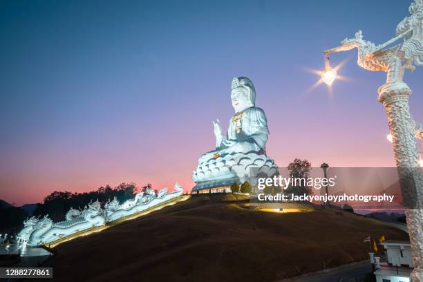 landscape of giant statue of kwan yin goddess in famous wat huay pla kang temple in chiang rai, north of thailand - 観音 ストックフォトと画像