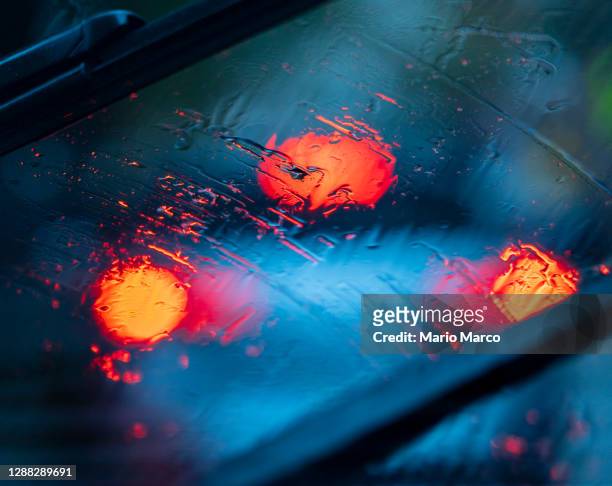cars and rain - broken windshield stock-fotos und bilder