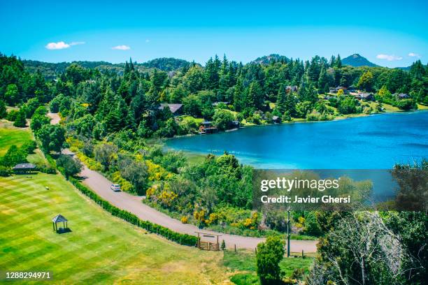 vista de los bosques, la naturaleza y el lago nahuel huapi. bariloche, río negro, argentina. - terrain de golf stock-fotos und bilder