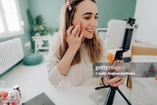 influenciador de beleza transmite ao vivo uma revisão de produto - unboxing - fotografias e filmes do acervo