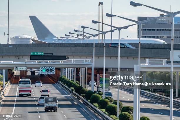 tokyo haneda international airport in tokyo of japan - airport traffic stockfoto's en -beelden