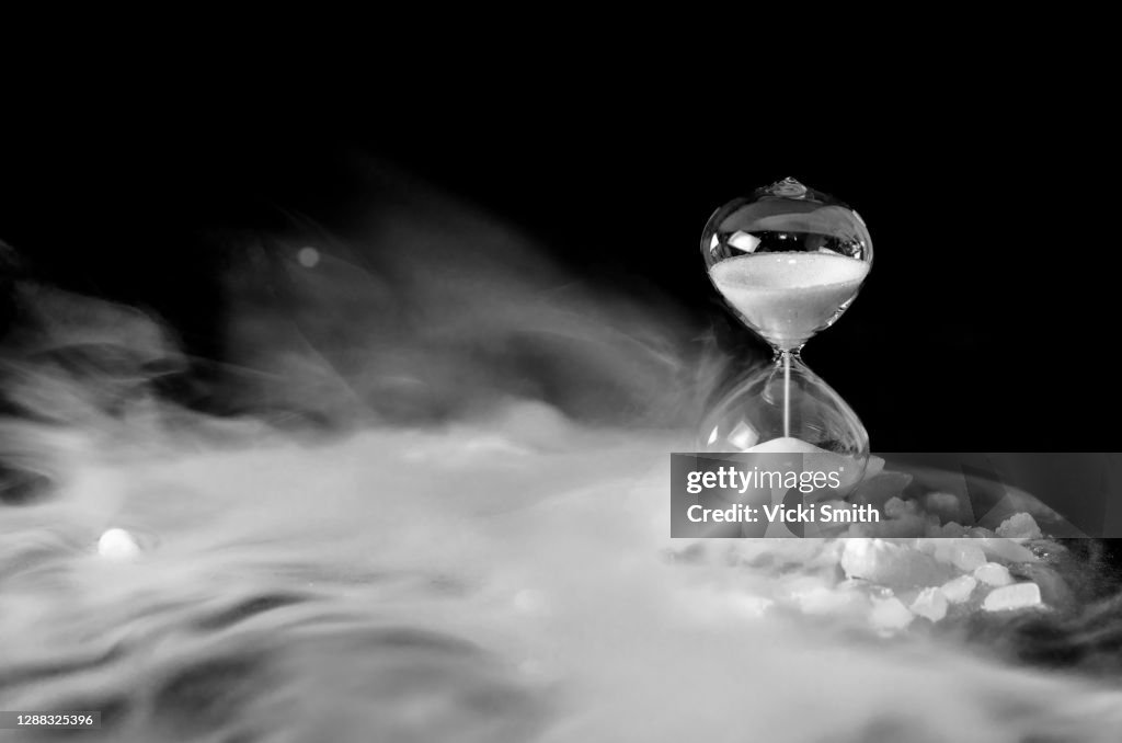 Use of creative effects with Dry Ice fog and a hour glass timer