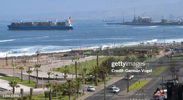 antofagasta port city skyline development in atacama, chile - antofagasta stockfoto's en -beelden