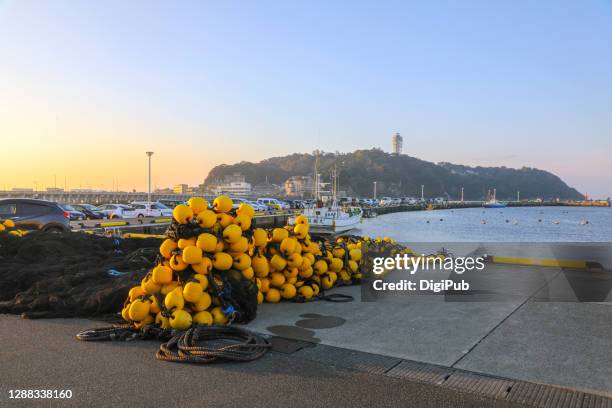 katase fishing harbor in fujisawa - 月の港 ストックフォトと画像