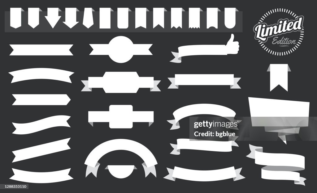 Ensemble des rubans blancs, bannières, insignes, étiquettes - éléments de conception sur le fond noir