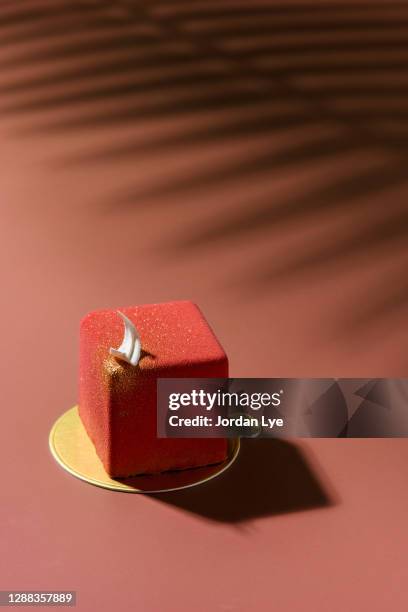 maroon cube cake - gelatin dessert stockfoto's en -beelden