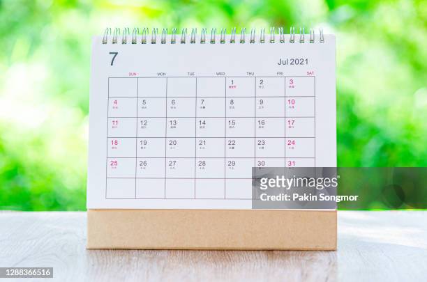 calendar desk 2021 july month for organizer to plan and reminder on wooden table on nature background. - 2021 stockfoto's en -beelden