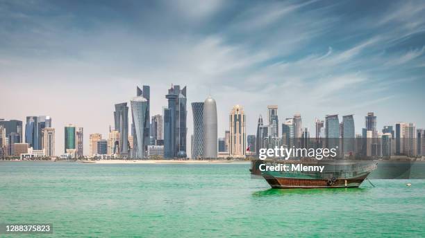 doha cityscape qatar panorama qatari dhow doha cruise boat qatar oriente medio oriente - doha fotografías e imágenes de stock