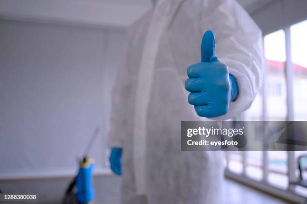 le personnel pulvérise le germicide dans le bâti ment. - décontamination photos et images de collection