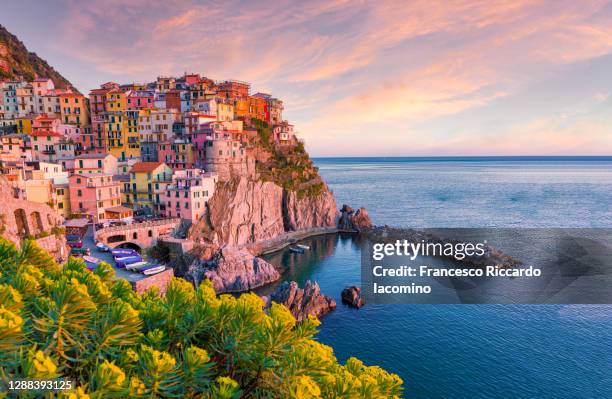 manarola at sunet, cinque terre national park, liguria, italy - manarola fotografías e imágenes de stock