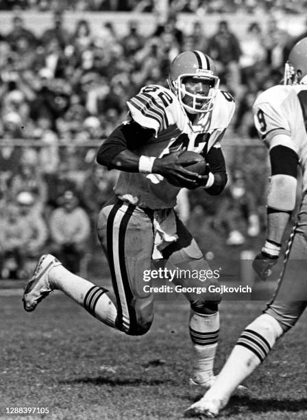 Tight end Ozzie Newsome of the Cleveland Browns runs with the football after catching a pass against the Pittsburgh Steelers during a game at...