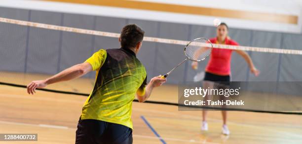 hombre jugando al bádminton - badminton fotografías e imágenes de stock